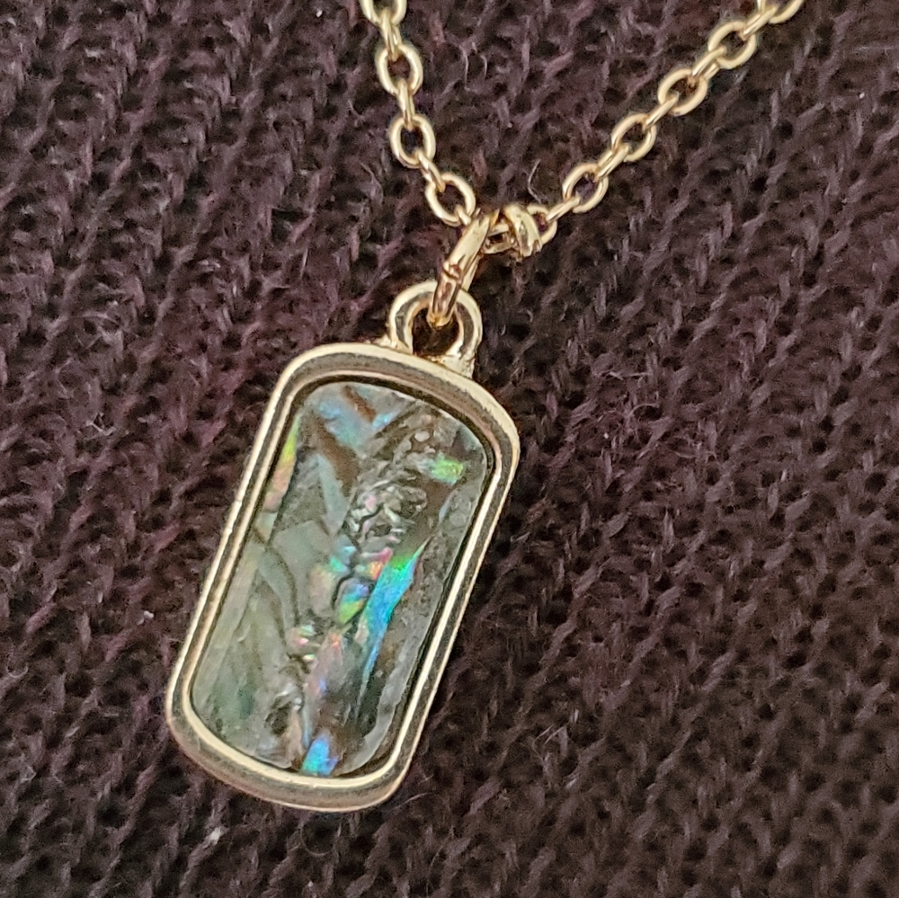 Time and Tru goldtone and abalone pendant necklace adjustable